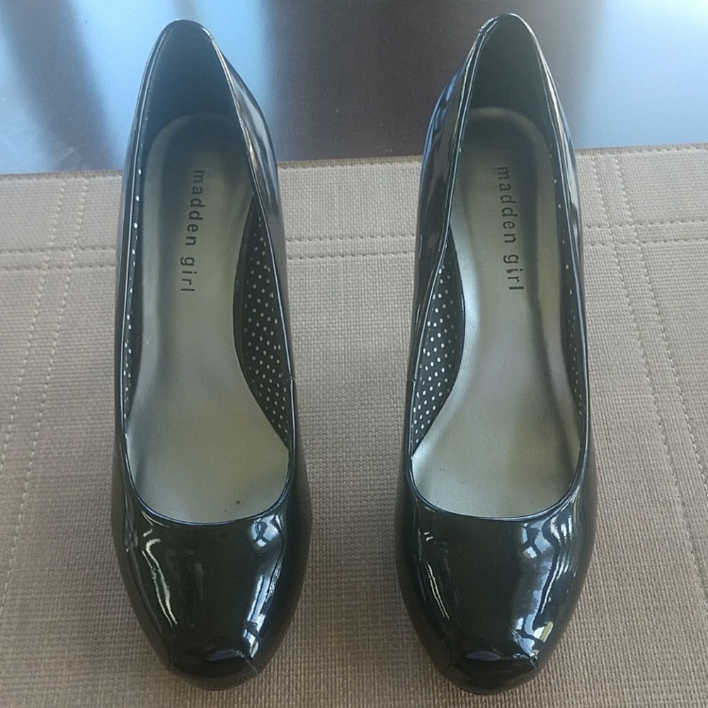 Madden Girl black patent leather "Getta" pumps